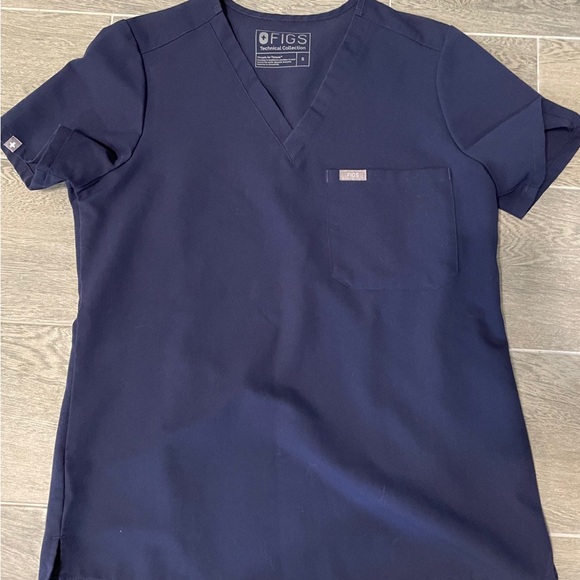 SOLD* Figs scrub top navy size SMALL - Picture 2 of 3